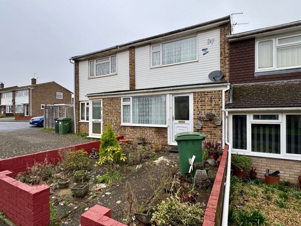 Lot: 85 - MID-TERRACE HOUSE FOR IMPROVEMENT WITH GARAGE EN-BLOC - Front of 32 Kilndown Close